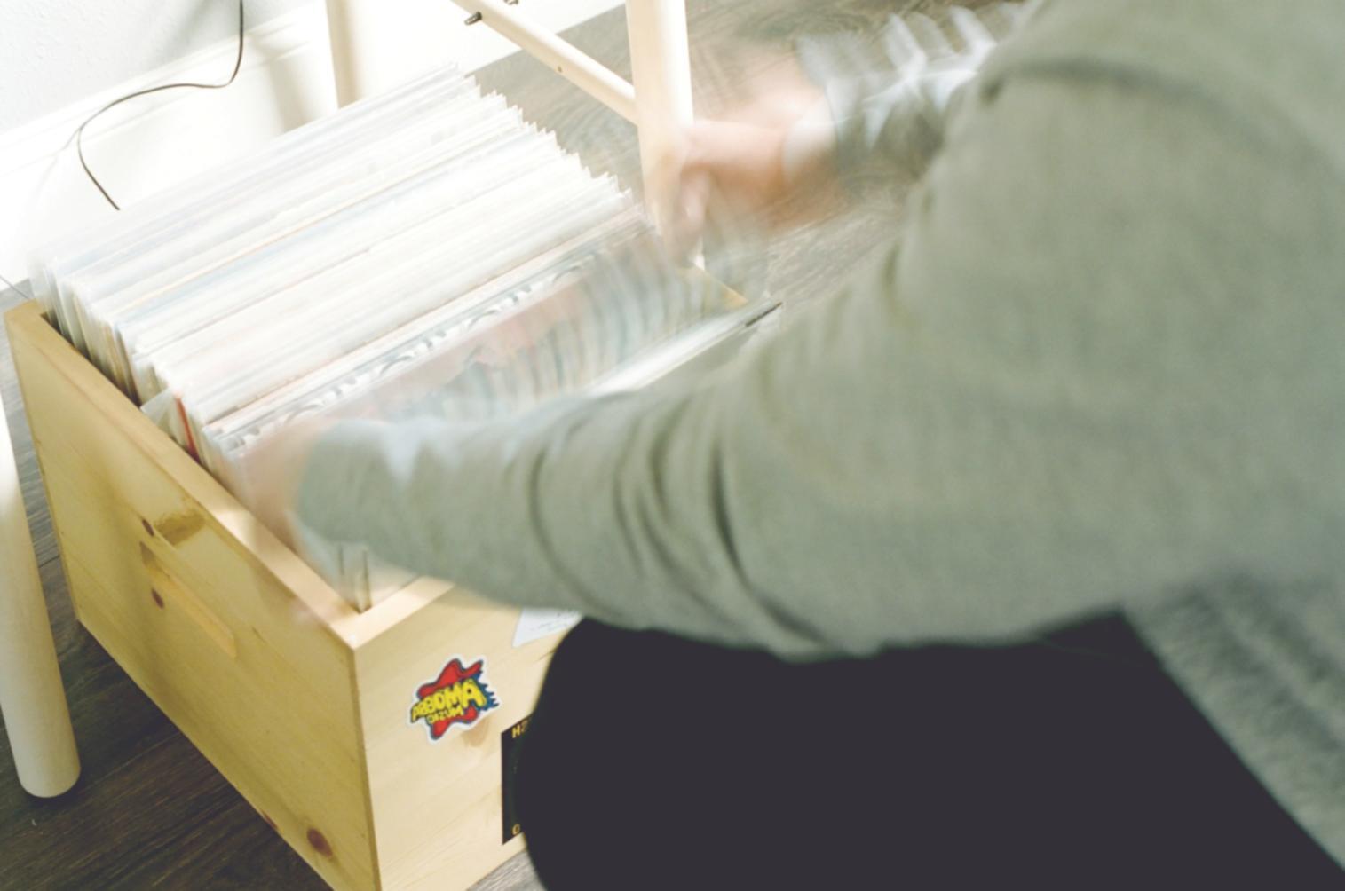 Ambiente di composizione musicale con strumenti e partiture
