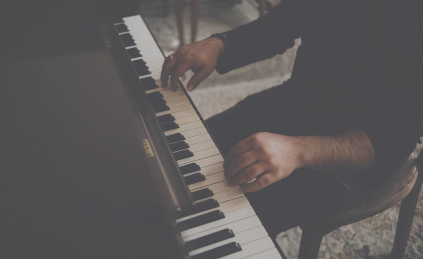 Sessione pratica di composizione musicale in studio
