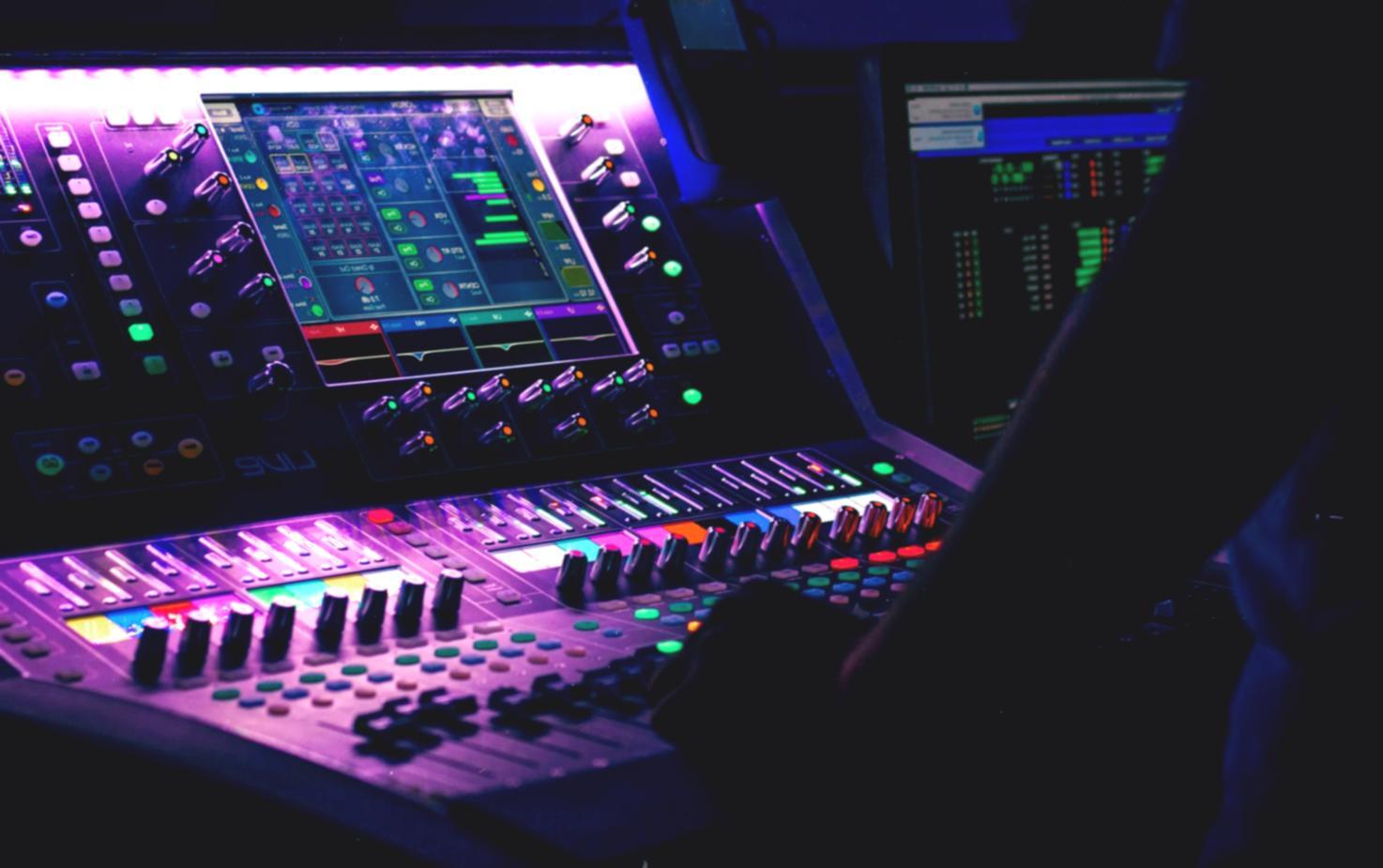 Studio di composizione musicale con workstation e strumenti
