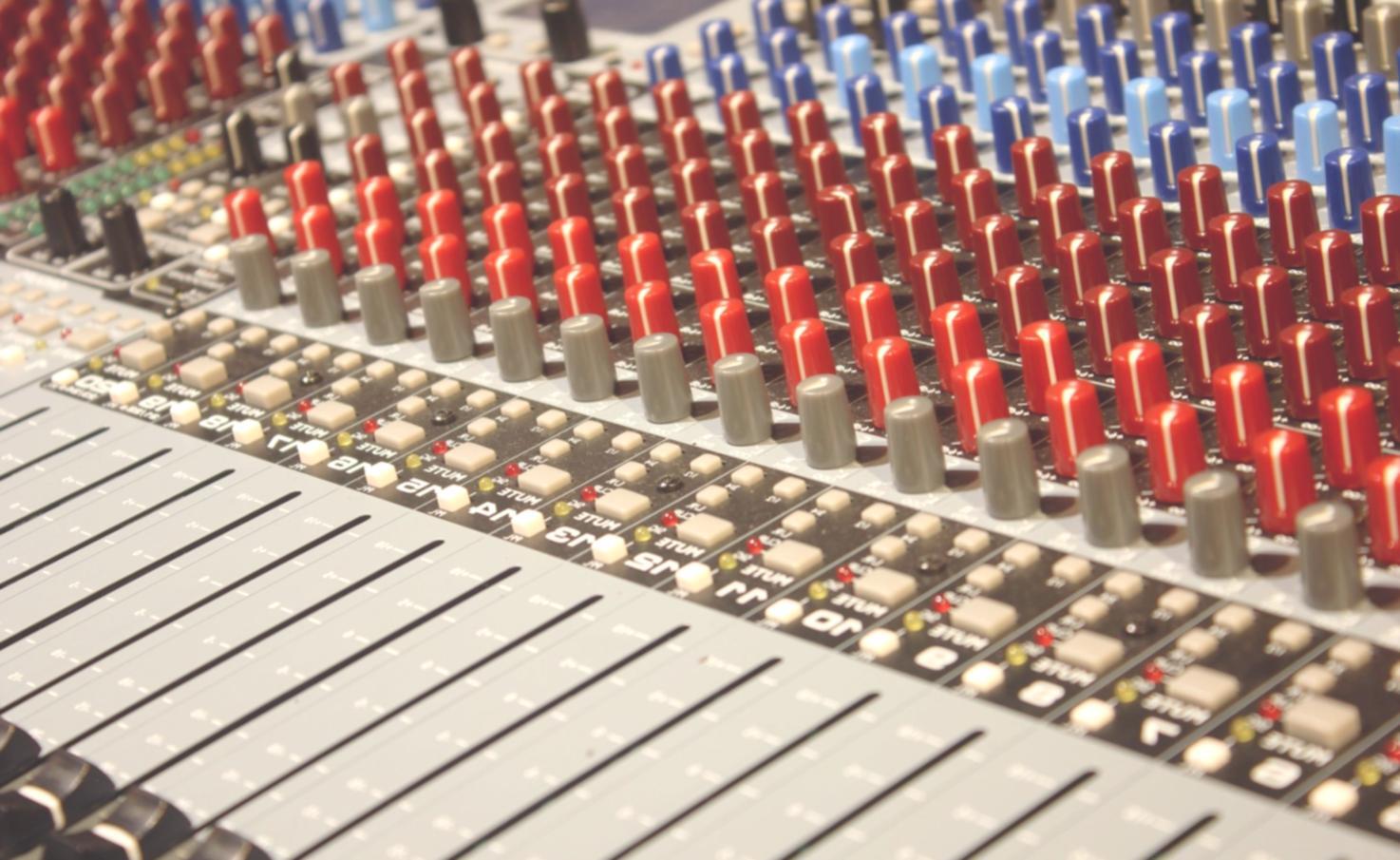 Sessione di composizione musicale in ambiente professionale