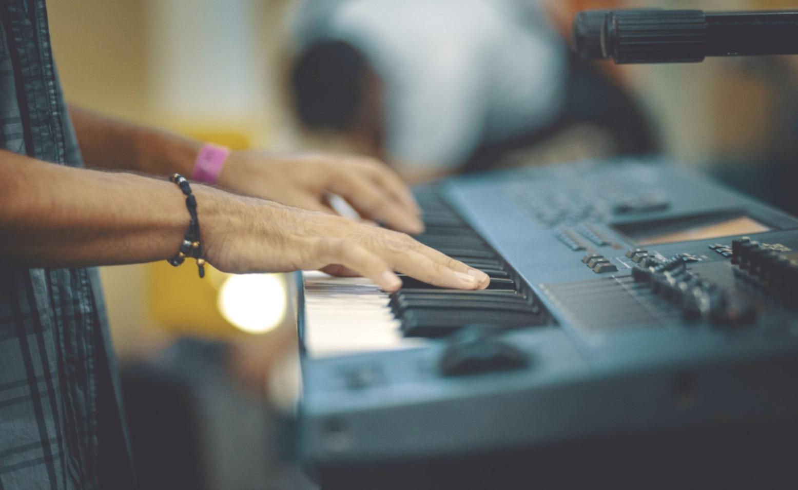 Studenti che lavorano su composizioni musicali in studio